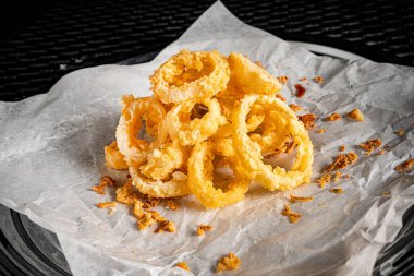 Lezzetli altın hırpalanmış, ekmekli ve kızarmış soğan halkaları.