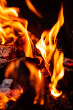 Gece ateş çukurunda parlayan közler