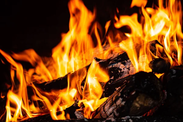 夜间的火坑 有灿烂的火光 — 图库照片