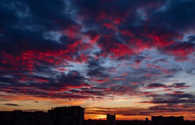  Gün batımında bina silueti