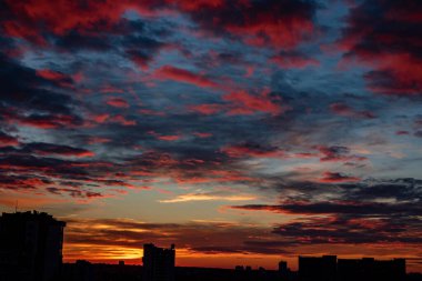  Gün batımında bina silueti