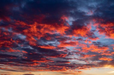  Gün batımında bina silueti