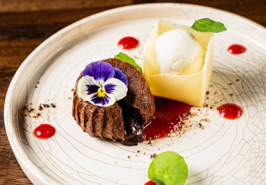 Dondurmalı çikolatalı pasta.