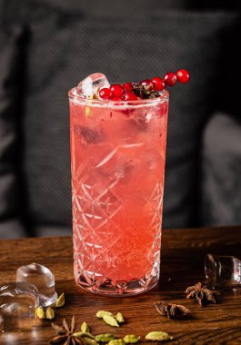 Anason ve üzümlü kokteyl.