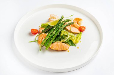 Karides ve balıklı deniz ürünleri salatası.