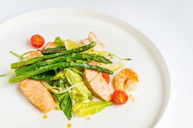 Karides ve balıklı deniz ürünleri salatası.