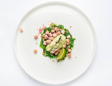 Ton balığı ve chuka salatası.