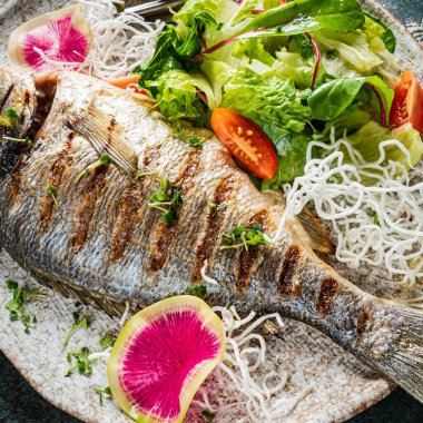 Taze salatalı ızgara balık.