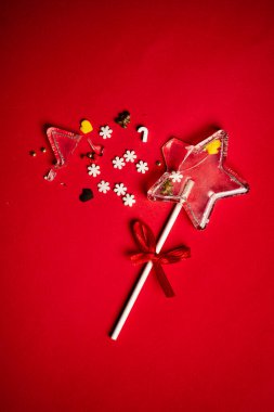 Kırmızı arka planda Noel lolipopu