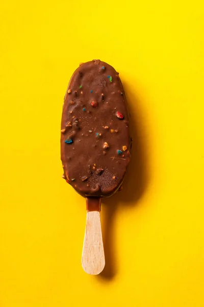 Παγωτό Σοκολάτα Στο Κίτρινο Φόντο — Φωτογραφία Αρχείου