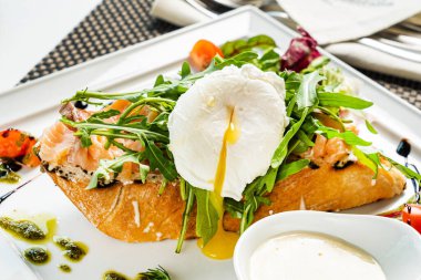 Tuzlu somonlu sandviç ve haşlanmış yumurta.