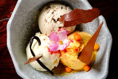 Gurme dondurma topu kasede.