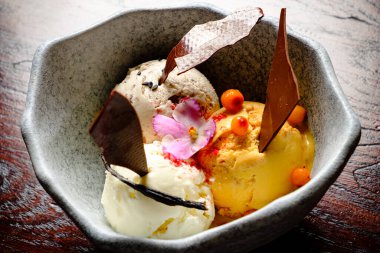 Gurme dondurma topu kasede.