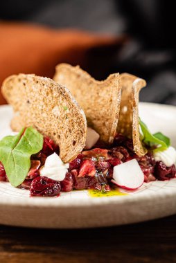 turp ve ekmek cipsi ile sığır tartar