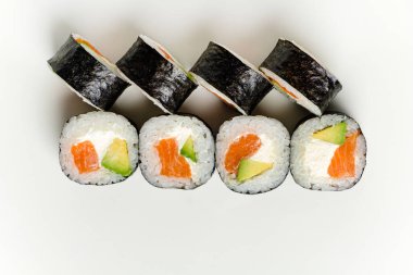 Beyaz arka planda suşi seti
