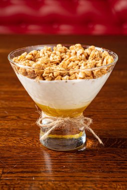 Panna cotta ile bal ve kurabiye.