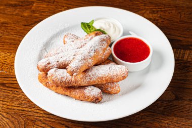 Böğürtlen soslu kızarmış çörek.