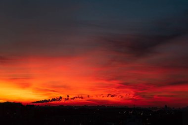 Büyük şehrin üzerinde turuncu gün batımı