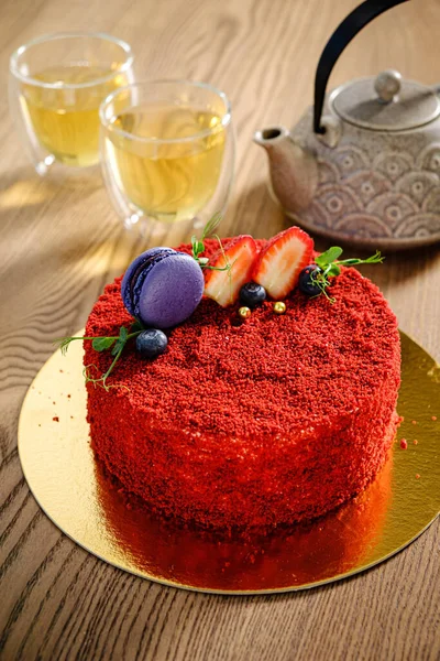 Tarta Terciopelo Rojo Con Fresas —  Fotos de Stock