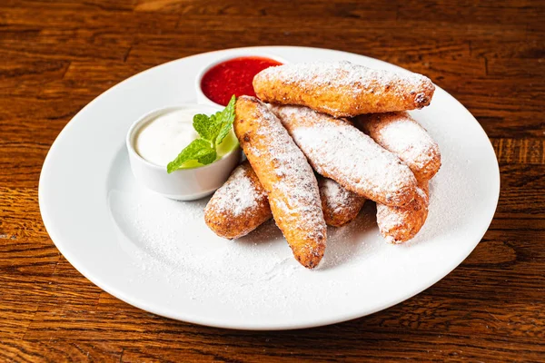 Ciambelle Fritte Con Salsa Bacche — Foto Stock