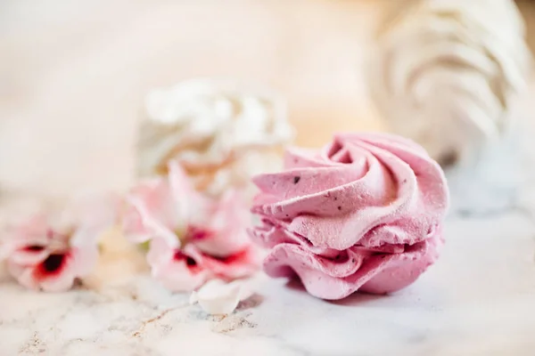 Piękny Pyszny Deser Zefir Kształcie Róż Kwiatowych — Zdjęcie stockowe