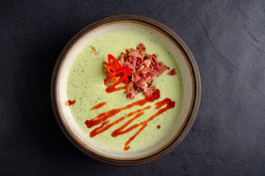 Siyah arka planda yeşil kremalı çorba