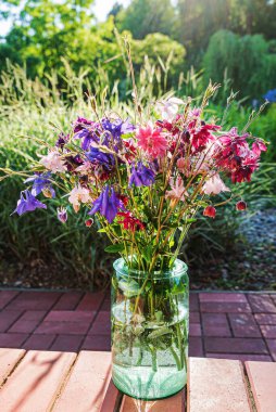 Vazoda güzel bir buket var.