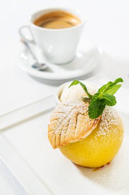 Kızarmış elma, süzme peynir ve bal.