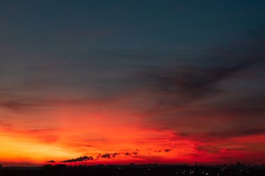 Büyük şehrin üzerinde turuncu gün batımı