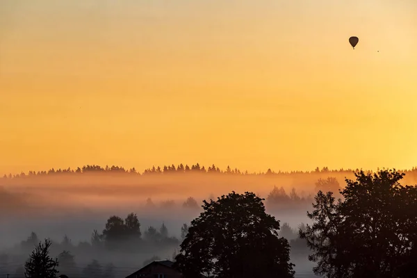 Bel Tramonto Con Nebbia Nebbiosa — Foto Stock