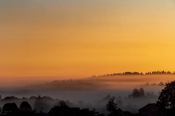 Mooie Zonsondergang Met Mistige Mist — Stockfoto