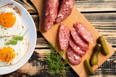 Yumurtalı, sosisli ve fasulyeli kahvaltı.