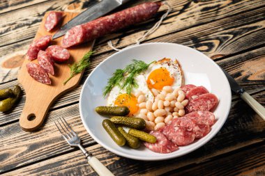 Yumurtalı, sosisli ve fasulyeli kahvaltı.