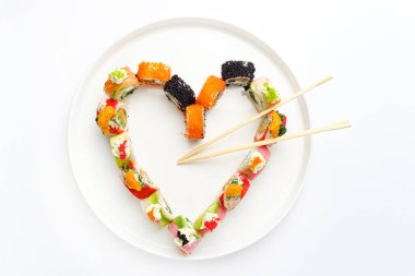 Suşi beyaz tabakta.