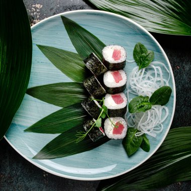 Suşi tabakta, en üstte.