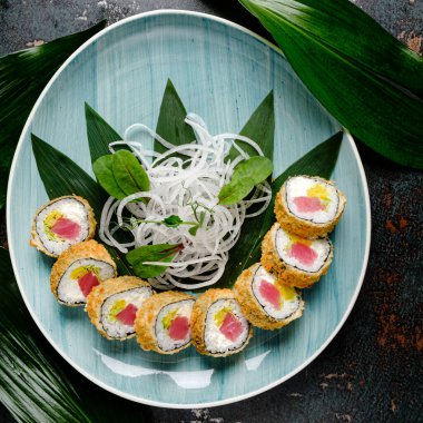 Suşi tabakta, en üstte.