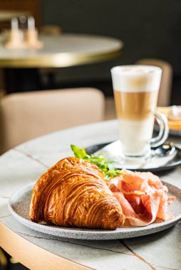 Jambonlu kruvasan ve kahve.