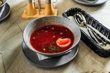 Ekşi kremalı pancar çorbası.