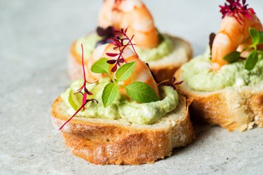 Krem peynirli ve karidesli kanepe