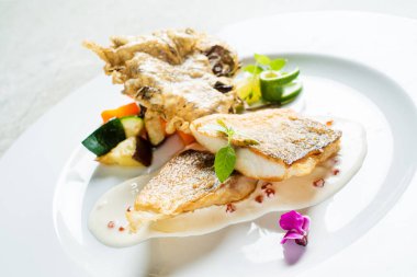 Kızarmış balık filetosu, sebzeli Atlantik morinası.