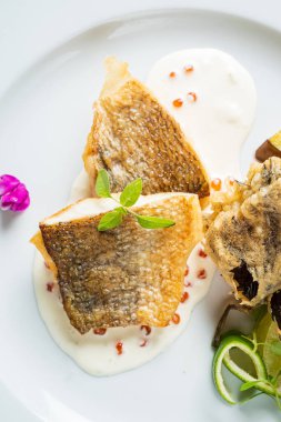 Kızarmış balık filetosu, sebzeli Atlantik morinası.