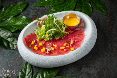 Salata ve soslu ton balığı sashimi.