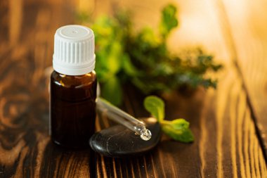 Bir şişe taze bitkisel yağ.