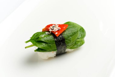 Beyaz arka planda Japon Nigiri