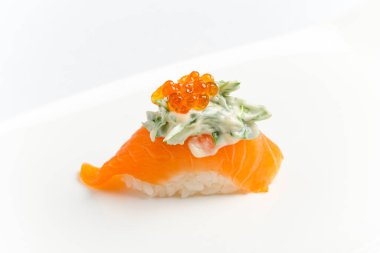 Beyaz arka planda Japon Nigiri