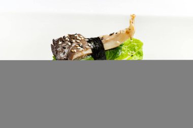 Beyaz arka planda Japon Nigiri