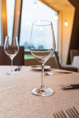  Bir restoranda yemek masası servis ettim. Restoran içi.