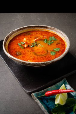 Mikroyeşillikli baharatlı Asya çorbası.