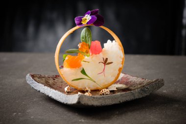 Balık ve yenilebilir çiçekli Japon yemeği.