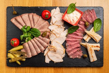 Siyah taşın üzerinde meze var.